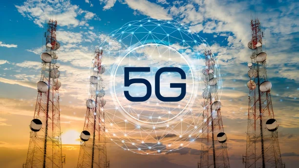 Collage d'une tour 5G, de racks de serveurs de centre de données et d'un navire posant un câble sous-marin