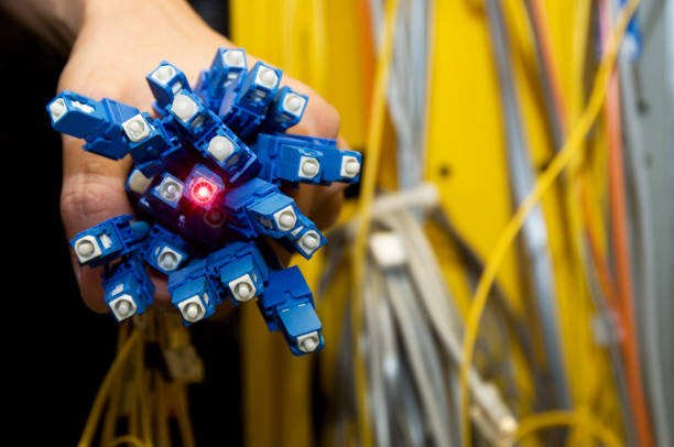 Como usar conectores de fibra óptica para reparos de emergência de emendas de fibra óptica