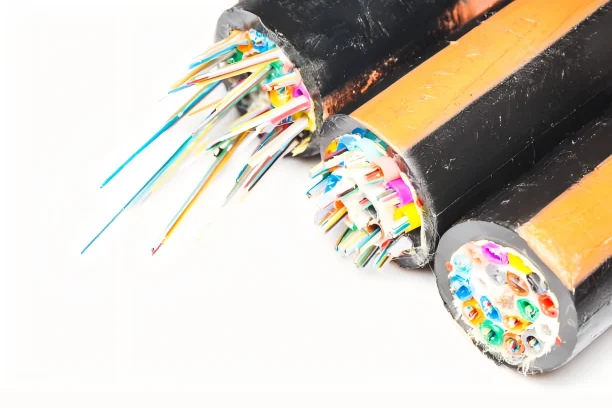 Cabo de fibra óptica é mostrado resistindo a condições industriais adversas simuladas, como faíscas ou respingos de água